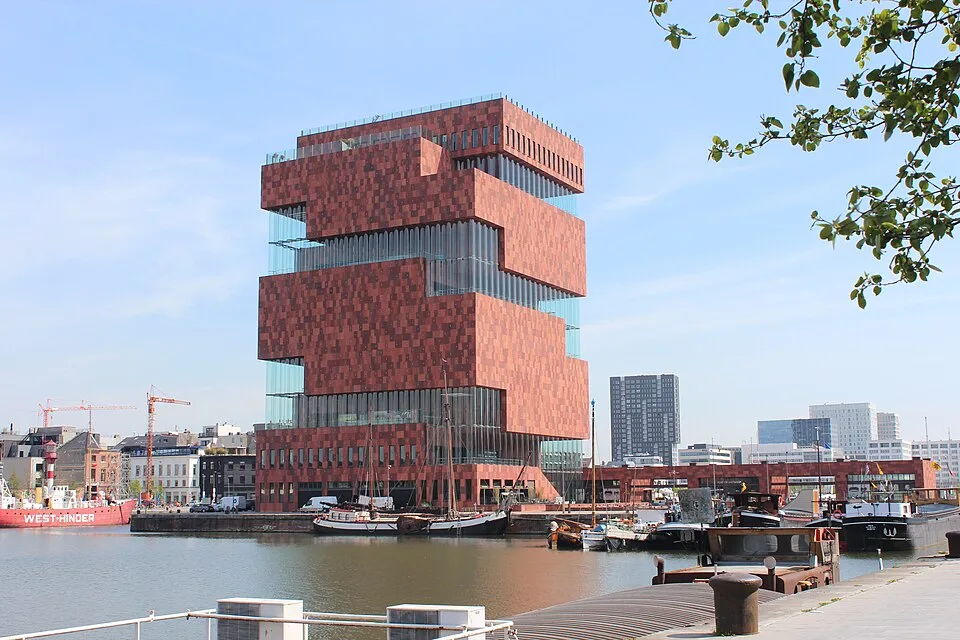 Das MAS am Hafenbecken in Antwerpen