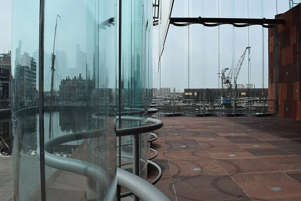 Blick durch die gewellten Glasscheiben des MAS