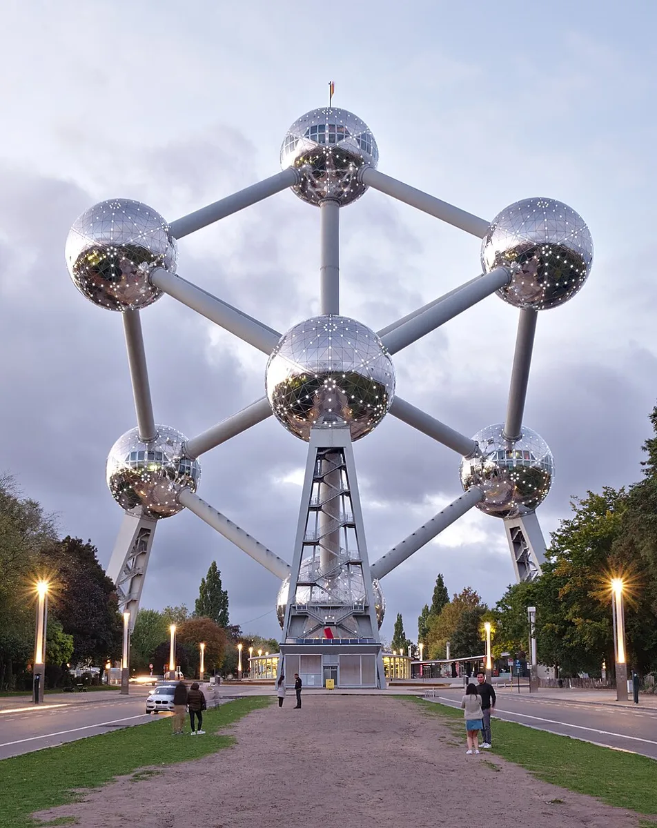 Das Atomium in Brüssel bei beginnender Dämmerung