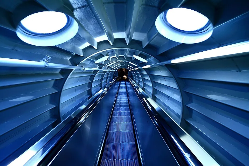 Rolltreppe zwischen den Kugeln des Atomiums