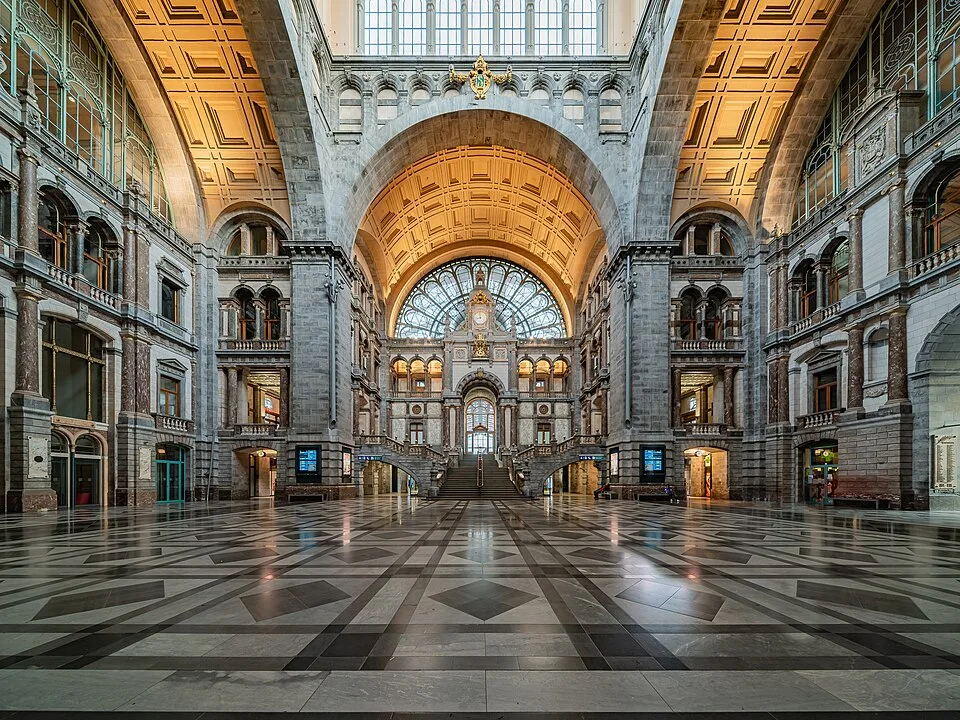 Große Eingangshalle des Bahnhofs Antwerpen-Centraal