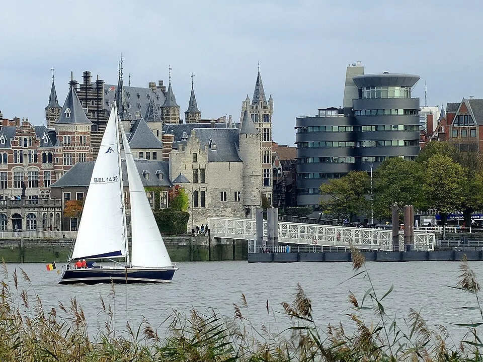 Het Steen von der gegenüberliegenden Scheldeseite