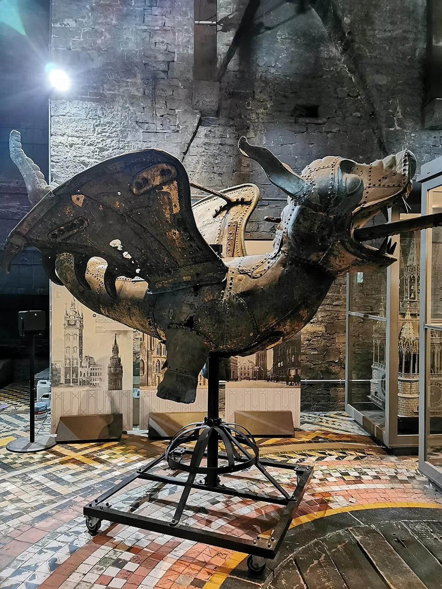 Vergoldeter Kupferdrache im Belfried von Gent