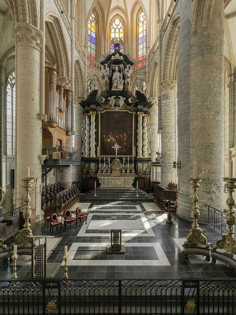 Chor und Hauptaltar der Sankt-Nikolaus-Kirche in Gent