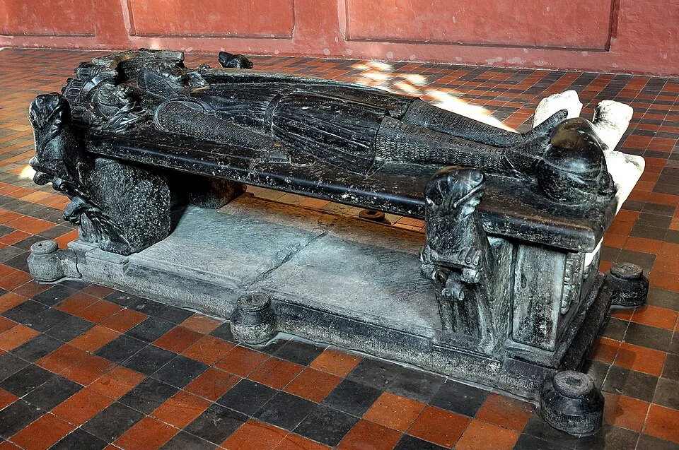 Grabmal im ehemaligen Klosterraum des Stadtmuseums STAM