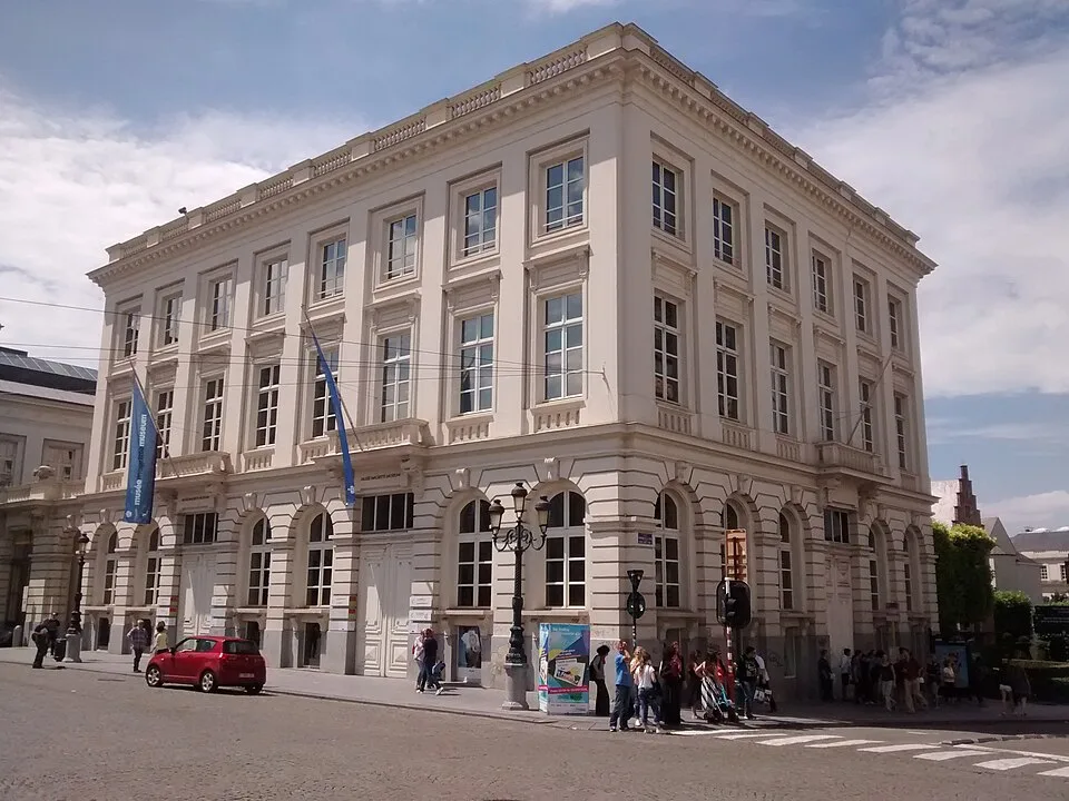 Fassade des Magritte-Museums am Königsplatz