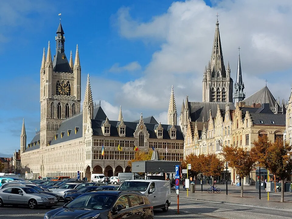 Grote Markt und Tuchhalle in Ypern