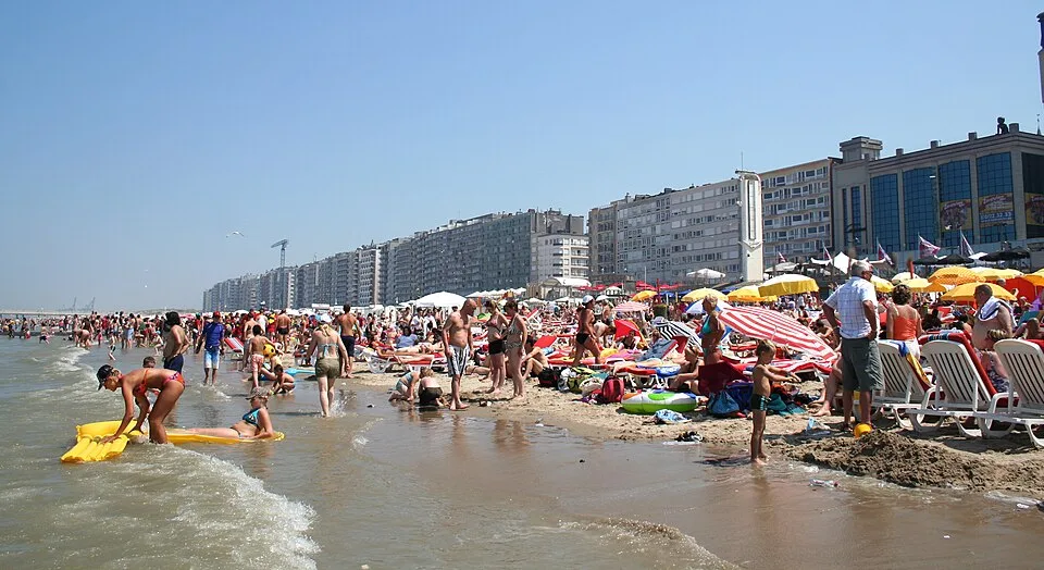 Badegäste am Strand von Blankenberge