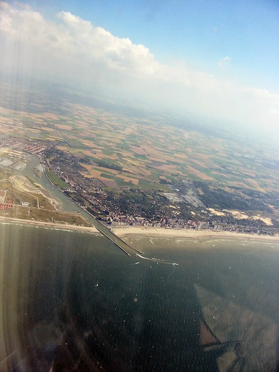 Mündung der Yser und Küste bei Nieuwpoort aus der Luft