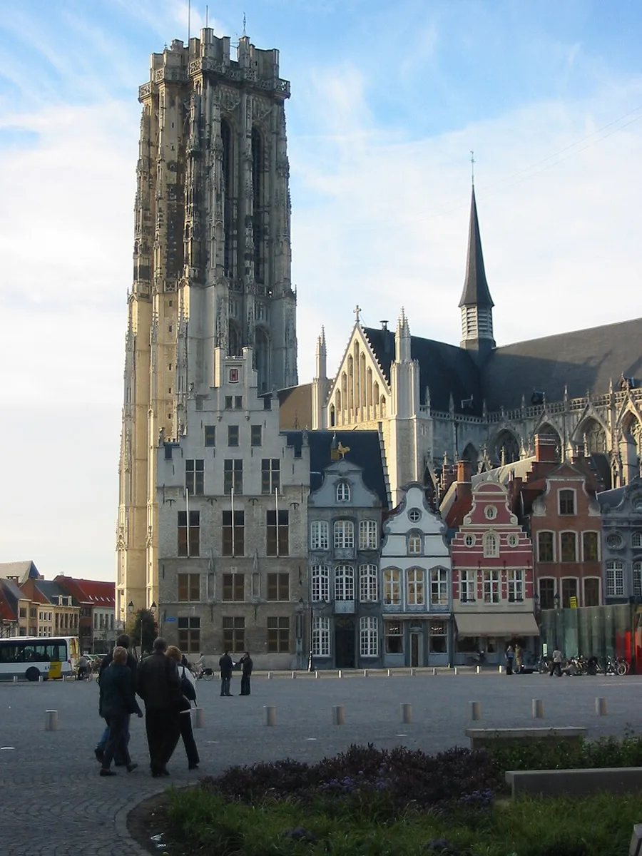 Sankt-Rombouts-Kathedrale am Grote Markt in Mechelen