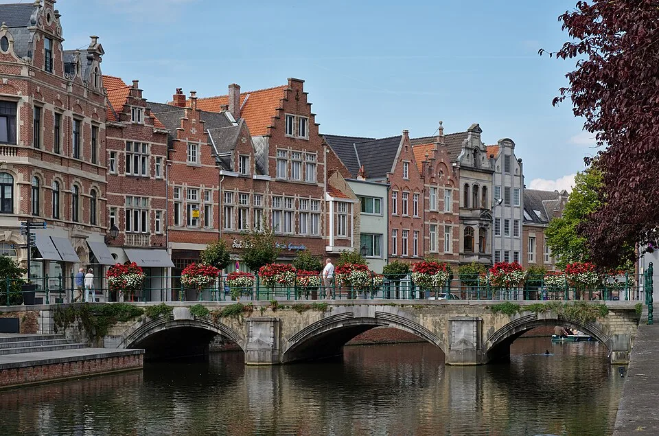 Hoogbrug und Häuser am Wasser in Lier