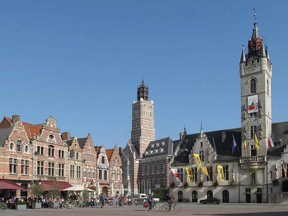 Rathaus und Cafés am Grote Markt in Dendermonde